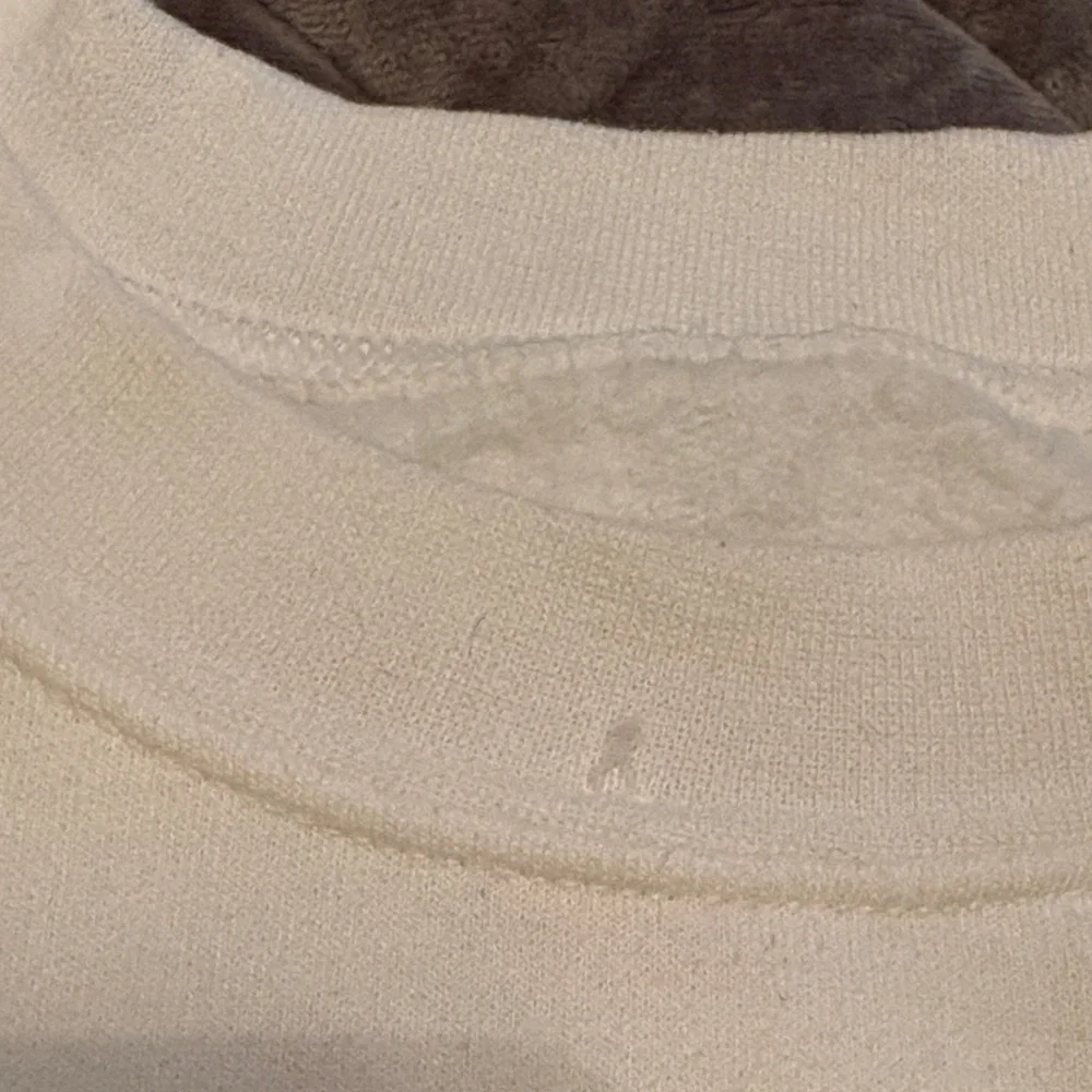 Graphic White Sweatshirt with Bear Print. XL - Soft - Picture 4 of 5